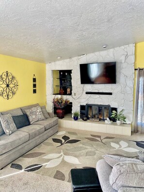 TV - Unique Home Near Temple and Parks, great for families! (Pocatello)