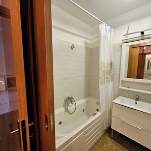 Bathtub, jetted tub, bidet - Comfortable apartment with large terrace (Roma)