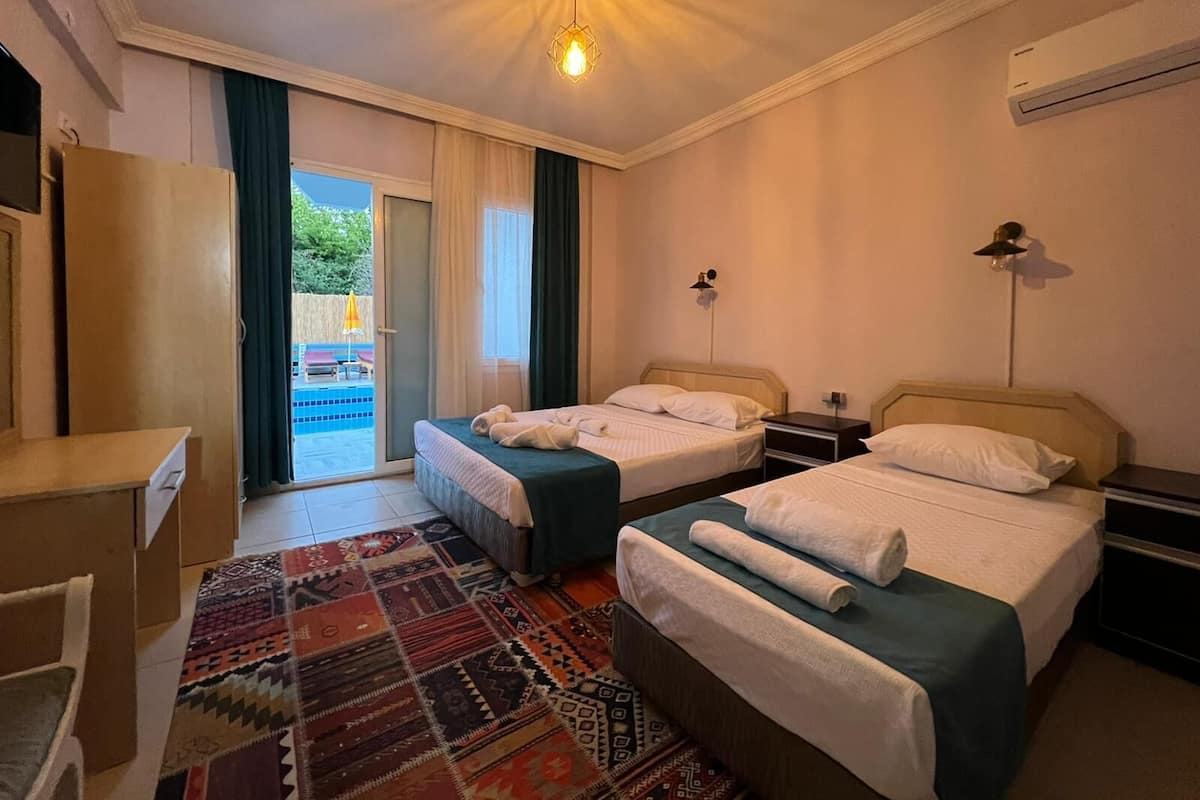 Habitación triple económica, varias camas, acceso a la alberca | 1 habitación, ropa de cama de alta calidad, escritorio y wifi gratis