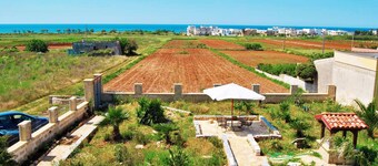 Sea view cottage with free parking