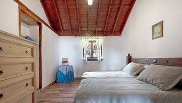 3 slaapkamers, een strijkplank/strijkijzer, gratis wifi, beddengoed