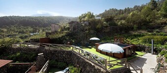 Vacation Home "Casas Rurales Los Guinderos" with Mountain View