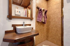 Douche, sèche-cheveux, serviettes fournies