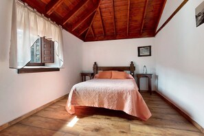 3 slaapkamers, een strijkplank/strijkijzer, gratis wifi, beddengoed