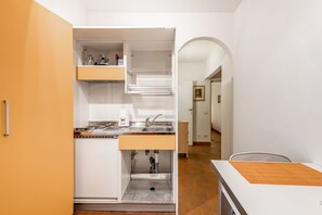 Frigorifero, microonde, piano cottura