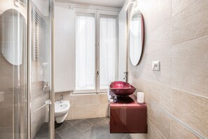 Douche, sèche-cheveux, bidet