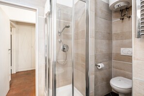 Shower, hair dryer, bidet - GuestHost - Comfortable 35 sqm apartment that can accommodate up to 3 people located on the first floor of an ancient building with lift (not suitable for people with disabilities). The accommodation is located in the heart of the city of Florence a few  (Firenze)