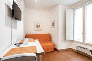 Dining - Comfortable 35 sqm apartment that can accommodate up to 3 people located on the first floor of an ancient building with lift (not suitable for people with disabilities). The accommodation is located in the heart of the city of Florence a few steps from P (Firenze)