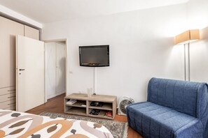 1 chambre, fer et planche à repasser