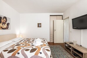 1 habitación y tabla de planchar con plancha 