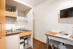 Réfrigérateur, micro-ondes, plaque de cuisson, grille-pain