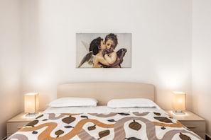 1 habitación y tabla de planchar con plancha