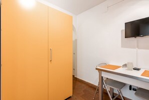 Interior - GuestHost - Comfortable 35 sqm apartment that can accommodate up to 3 people located on the first floor of an ancient building with lift (not suitable for people with disabilities). The accommodation is located in the heart of the city of Florence a few  (Firenze)