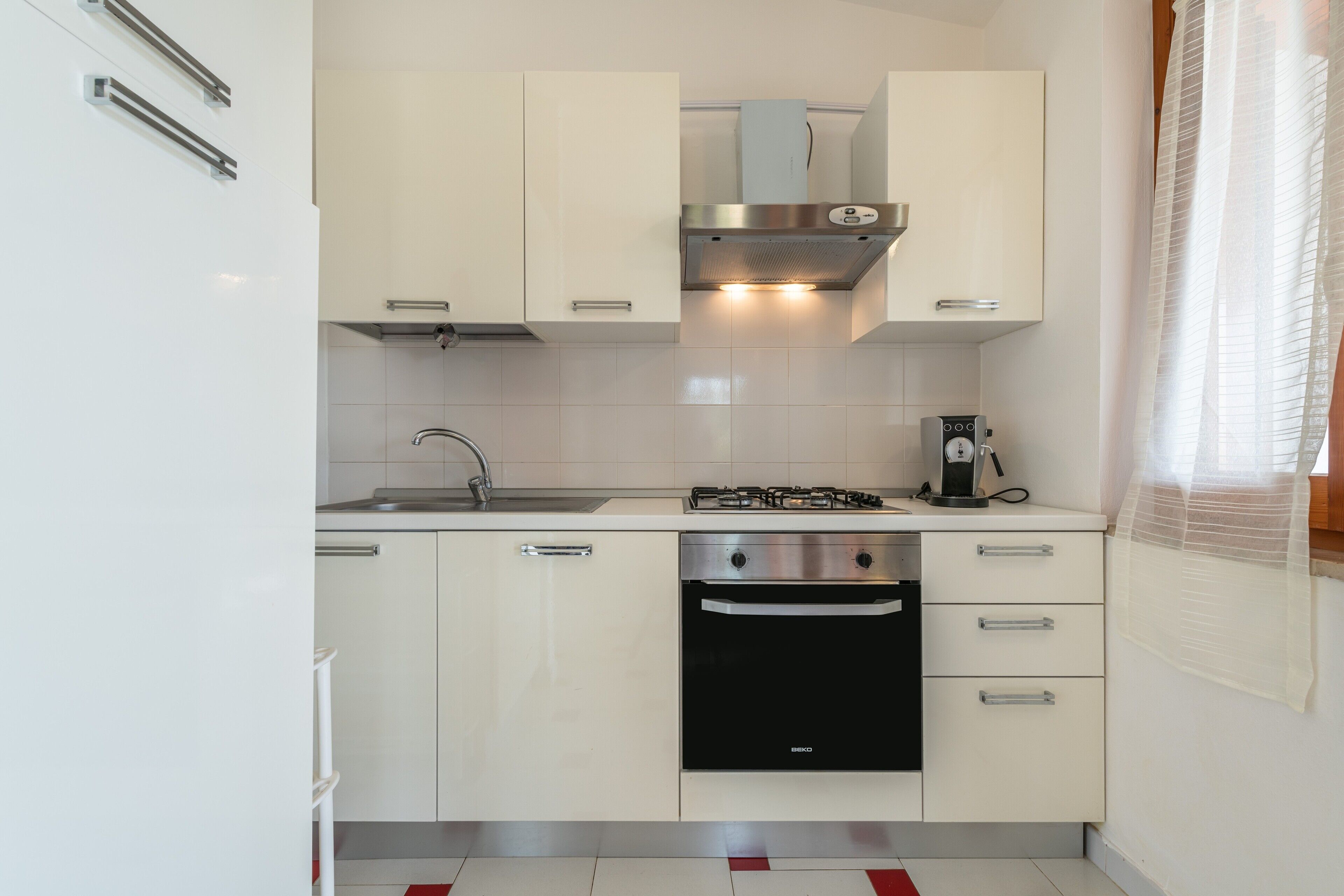 Réfrigérateur, four, plaque de cuisson, cafetière/bouilloire