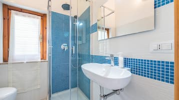 Douche, sĂšche-cheveux, serviettes fournies