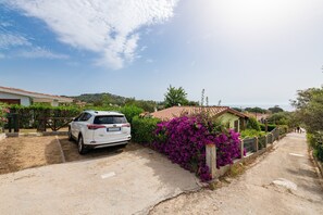Property grounds - Villa 'Villetta Teresa' with Sea View, Private Garden, Terrace & A/C (Costa Rei)
