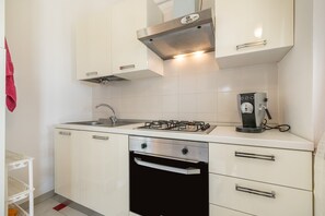 Réfrigérateur, four, plaque de cuisson, cafetière/bouilloire