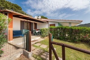 Outdoor dining - Villa 'Villetta Teresa' with Sea View, Private Garden, Terrace & A/C (Costa Rei)