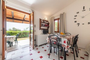 Dining - Villa 'Villetta Teresa' with Sea View, Private Garden, Terrace & A/C (Costa Rei)