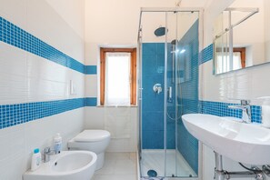 Shower, hair dryer, towels - Villa 'Villetta Teresa' with Sea View, Private Garden, Terrace & A/C (Costa Rei)
