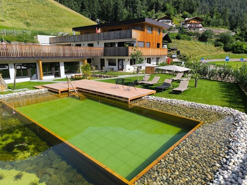 Appartement 'ALPREID Moderne Tanne' avec vue sur les montagnes, jardin et Wi-Fi.