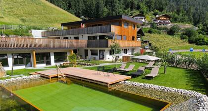Appartement 'ALPREID Moderne Tanne' avec vue sur les montagnes, jardin et Wi-Fi.