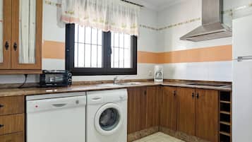 雪櫃、微波爐、爐具、洗碗機