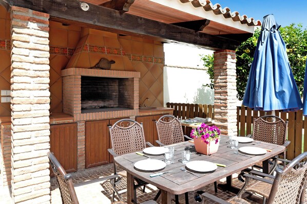 Outdoor dining - Holiday Apartment 'Villa Fornell I' with Shared Pool, Terrace & Wi-Fi (Conil)