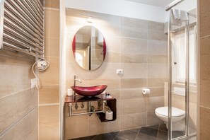 Douche, sèche-cheveux, bidet, serviettes fournies