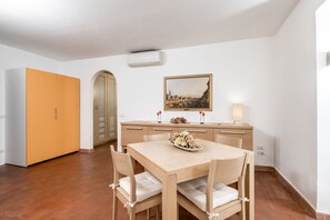 Dining - GuestHost - Comfortable 45 sqm apartment that can accommodate up to 4 people located on the first floor of an ancient building with lift (not suitable for people with disabilities). The accommodation is located in the heart of the city of Florence a few  (Firenze)