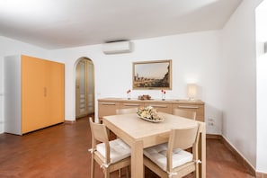 Dining - GuestHost - Comfortable 45 sqm apartment that can accommodate up to 4 people located on the first floor of an ancient building with lift (not suitable for people with disabilities). The accommodation is located in the heart of the city of Florence a few (Firenze)
