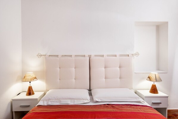 1 habitación, tabla de planchar con plancha y ropa de cama