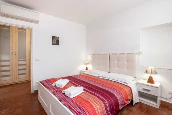1 bedroom, iron/ironing board, bed sheets - GuestHost - Comfortable 45 sqm apartment that can accommodate up to 4 people located on the first floor of an ancient building with lift (not suitable for people with disabilities). The accommodation is located in the heart of the city of Florence a few (Firenze)