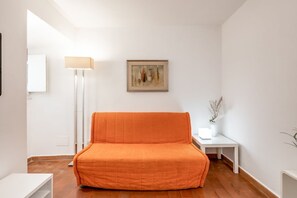 Living area - GuestHost - Comfortable 45 sqm apartment that can accommodate up to 4 people located on the first floor of an ancient building with lift (not suitable for people with disabilities). The accommodation is located in the heart of the city of Florence a few  (Firenze)