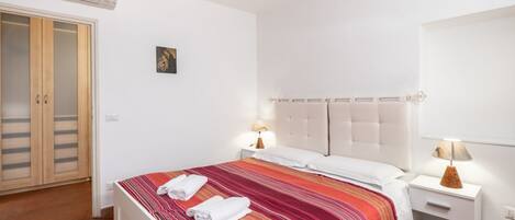 1 habitación, tabla de planchar con plancha y ropa de cama