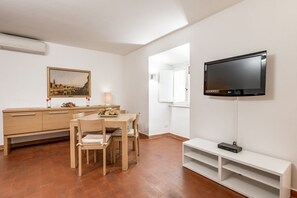 Dining - GuestHost - Comfortable 45 sqm apartment that can accommodate up to 4 people located on the first floor of an ancient building with lift (not suitable for people with disabilities). The accommodation is located in the heart of the city of Florence a few  (Firenze)