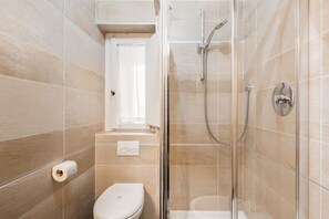 Regadera, secadora de cabello, bidet, toallas 