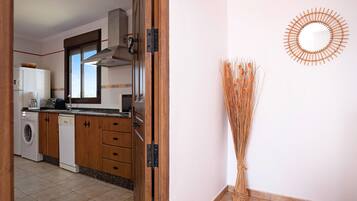 Coffee/tea maker, fridge, microwave, stovetop