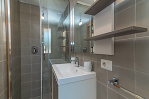 Shower, towels