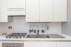 Refrigerador, horno, parrilla de estufa y lavavajillas 