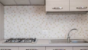 Réfrigérateur, micro-ondes, plaque de cuisson, lave-vaisselle