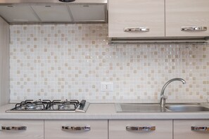 Fridge, microwave, stovetop, dishwasher - Holiday Flat Orizzonte Rosso close to Beach with Sea View & Terrace (Palau)