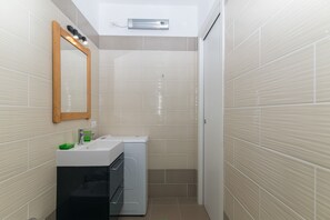 Ducha, artículos de tocador gratuitos, toallas