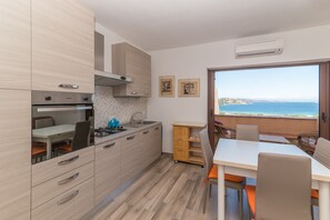 Dining - Holiday Flat Orizzonte Rosso close to Beach with Sea View & Terrace (Palau)