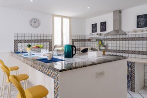 Frigorifero, microonde, forno, piano cottura