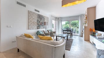 Fernseher, Kamin, DVD-Player, Stereoanlage