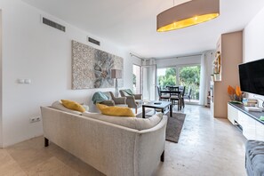 Tv, pejs, dvd-afspiller, stereoanlæg