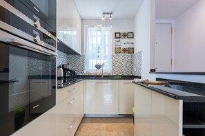 Køleskab, mikrobølgeovn, ovn, kogeplade