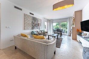 TV, peis, DVD-spiller og stereoanlegg