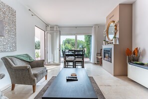 Fernseher, Kamin, DVD-Player, Stereoanlage
